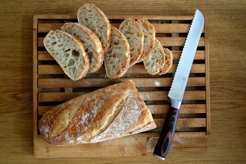 Bread knife with bread on a chopping board